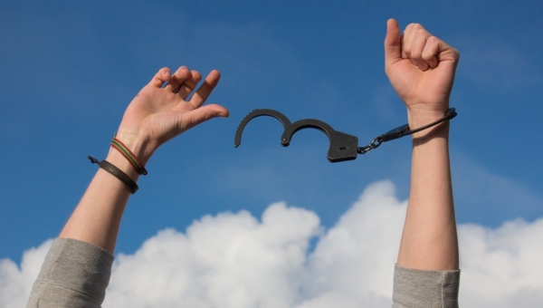 This is a picture of a person releasing themselves from handcuffs